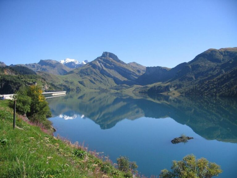 Paysage Beaufortain d'été avec un lac près de l'Hôtel-Restaurant Le Grand Mont à Beaufort en Savoie