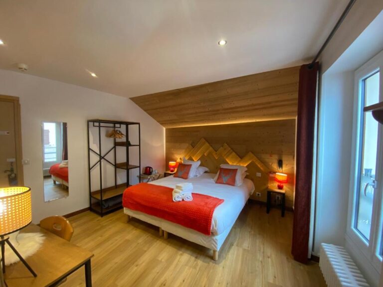 Chambre avec lit double à l'Hôtel-Restaurant Le Grand Mont à Beaufort en Savoie