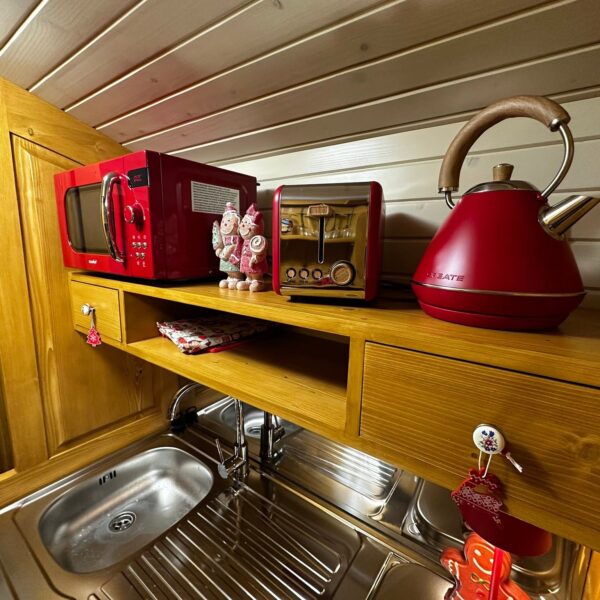 Kitchenette équipée de la Roulotte de l'île du Rhin, Hébergement insolite en Alsace