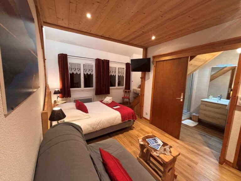 Chambre spacieuse et sa salle de bain à l'Hôtel-Restaurant Le Grand Mont à Beaufort en Savoie