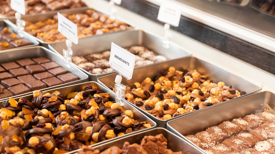chocolat emblématique de Roquebrune sur Argens visite avec un chien