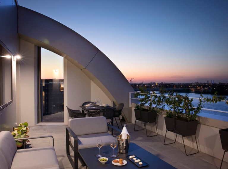 Vue depuis le rooftop de l'Hôtel Hilton Garden Inn Bordeaux Centre 4* proche Centre historique en Gironde en Aquitaine
