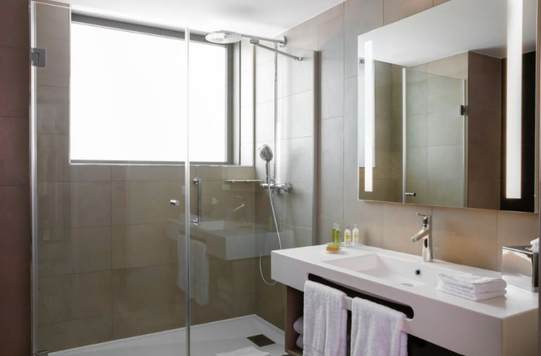Salle de bain de l'Hôtel Hilton Garden Inn Bordeaux Centre 4* proche Centre historique en Gironde en Aquitaine