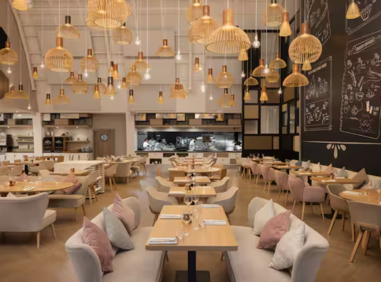 Salle de restaurant de l'Hôtel Hilton Garden Inn Bordeaux Centre 4* proche Centre historique en Gironde en Aquitaine