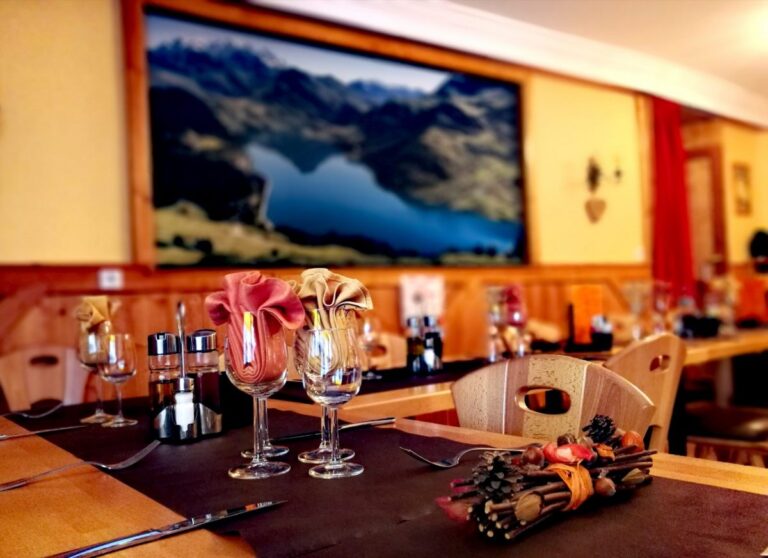 table joliment décorée du restaurant dogfriendly de l'hôtel du Grand Mont en Savoie à Beaufort