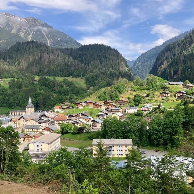 vue aérienne de Beaufort en Savoie (73) où est situé l'hôtel restaurant du Grand Mont