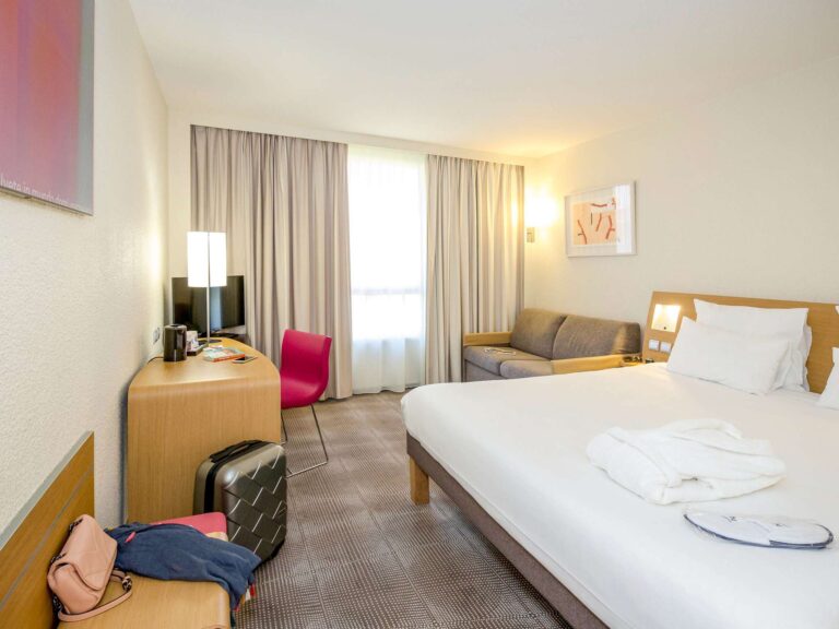 Grande chambre avec lit spacieux de l'hôtel Novotel Perpignan nord à Rivesaltes dans les Pyrénées-Orientales