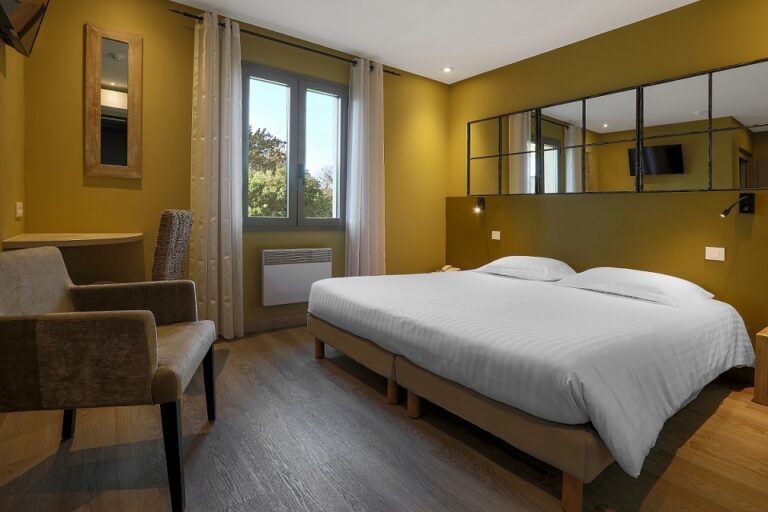 Chambre spacieuse avec lit double dans l'Hôtel Mas de Castel à Sarlat-la-Canéda en Dordogne