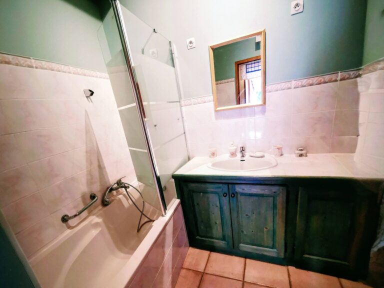 Salle de bain dans le Gîtes Cévennes 2 chambres à la Gagnières dans le Gard