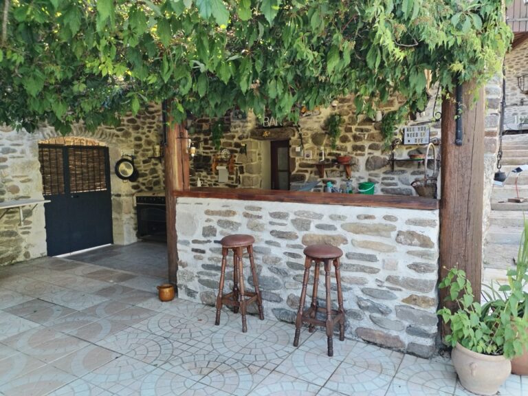 Bar extérieur dans le Gîtes Cévennes 3 chambres à Gagnières dans le Gard