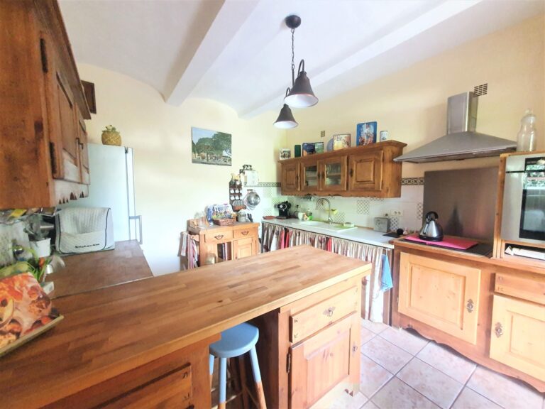 Cuisine intérieur équipée dans le Gîtes Cévennes 3 chambres à Gagnières dans le Gard