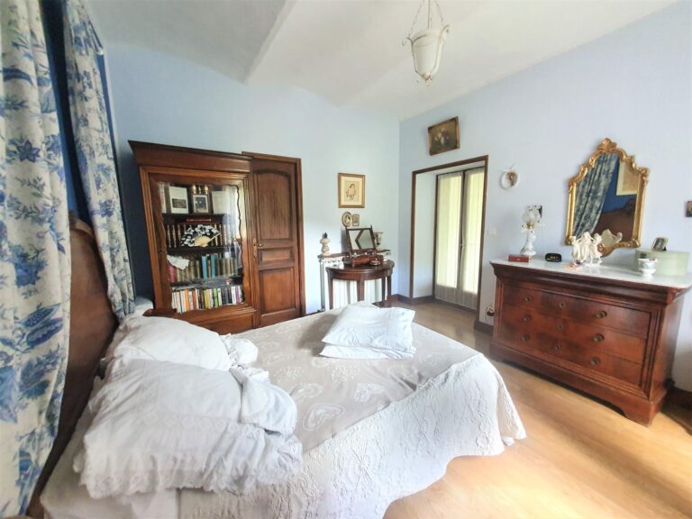 Chambre avec lit double dans le Gîtes Cévennes à Gagnières dans le Gard