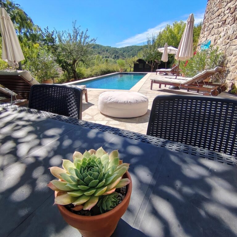 Terrasse avec table de jardin et piscine du Gîtes Cévennes 3 chambres à Gagnières dans le Gard