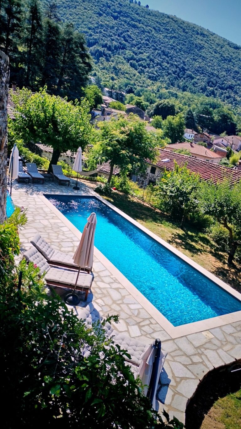 Piscine vu d'en haut du Gîtes Cévennes 3 chambre à la Gagnières dans le Gard