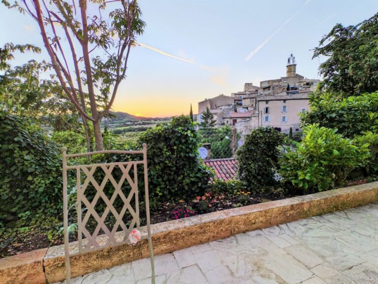 Jardin clôturé de la Villa Bellevue à Venterol dans la Drôme