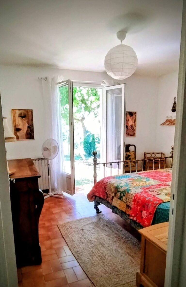 Chambre avec lit double de la Villa Bellevue à Venterol dans la Drôme