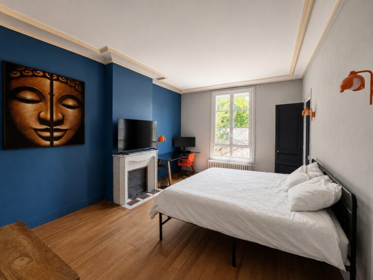 Chambre spacieuse avec mur bleu du Gîte de la Demeure des Dix à Elbeuf en Seine-Maritime