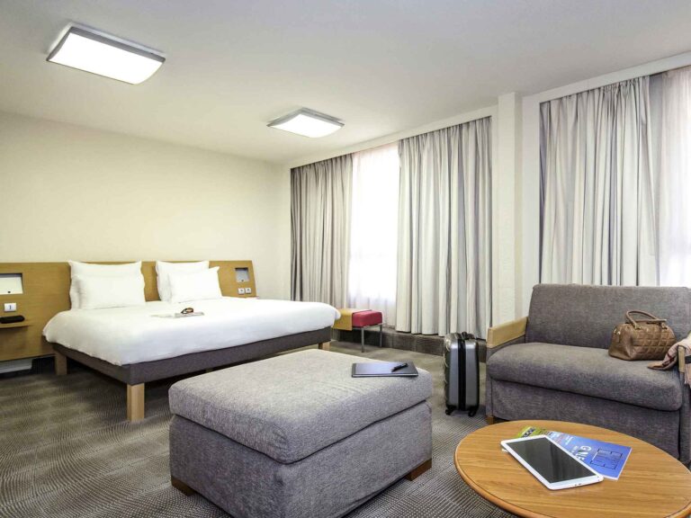 Chambre spacieuse de l'hôtel Novotel Perpignan nord à Rivesaltes dans les Pyrénées-Orientales