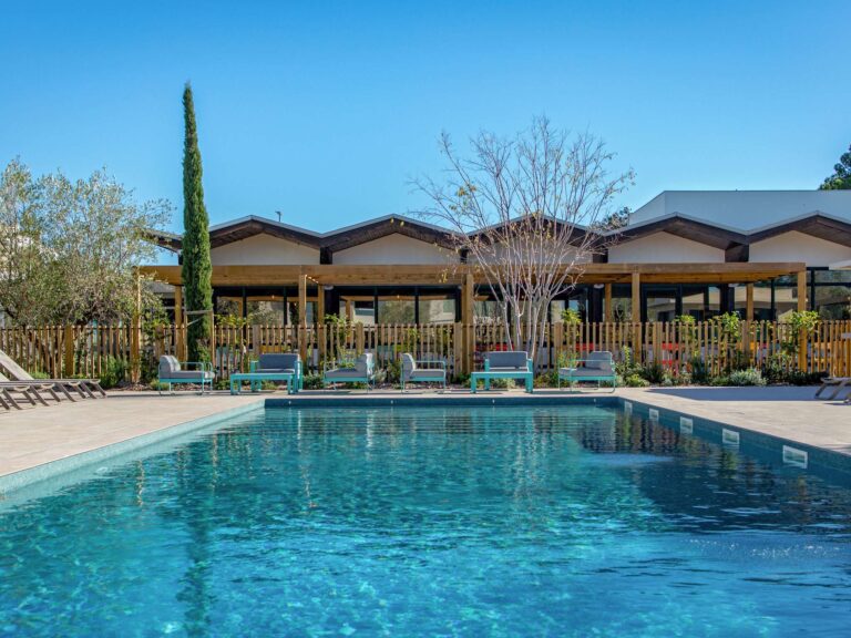 Grande piscine de l'hôtel Novotel Perpignan nord à Rivesaltes dans les Pyrénées-Orientales
