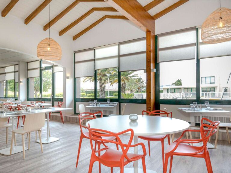 Grande salle pour manger dans l'hôtel Novotel à Rivesaltes dans les Pyrénées-Orientales