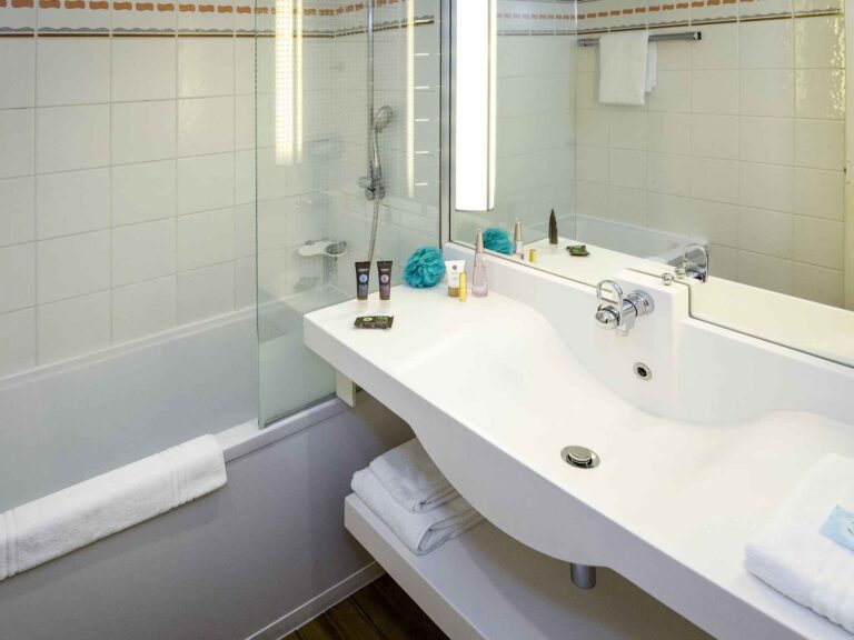 Salle de bain de l'hôtel Novotel Perpignan nord à Rivesaltes dans les Pyrénées-Orientales