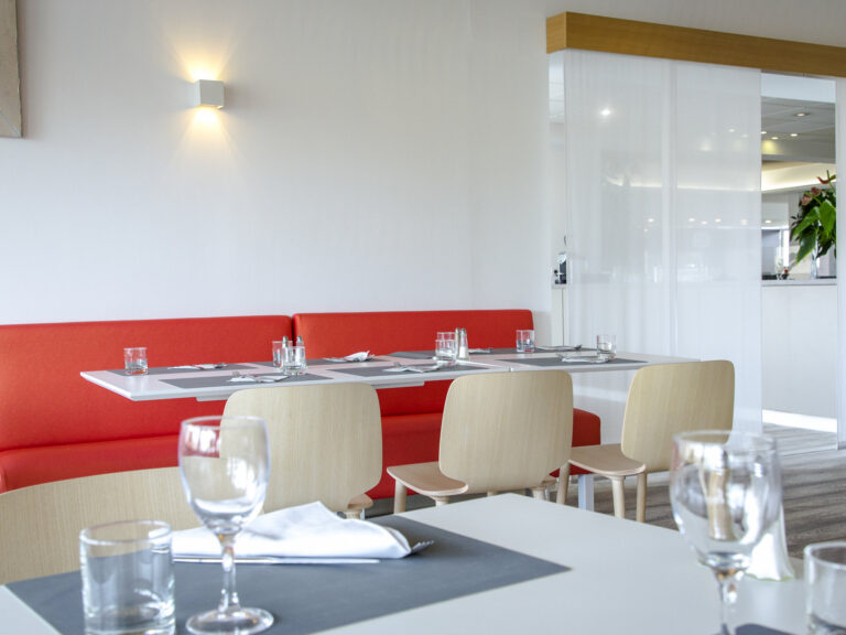 Salle pour manger dans l'hôtel Novotel à Rivesaltes dans les Pyrénées-Orientales