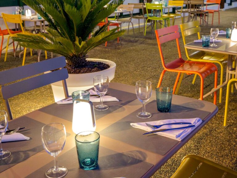 Terrasse de l'hôtel Novotel Perpignan nord à Rivesaltes dans les Pyrénées-Orientales