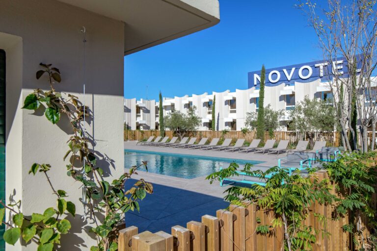 Piscines et clôture de l'hôtel Novotel Perpignan nord à Rivesaltes dans les Pyrénées-Orientales