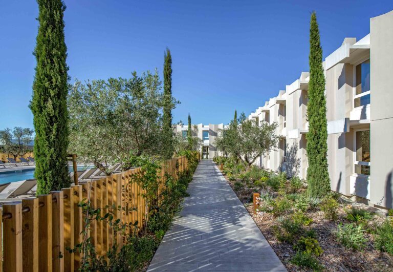 Allée de l'hôtel Novotel Perpignan Nord à Rivesaltes dans les Pyrénées Orientales