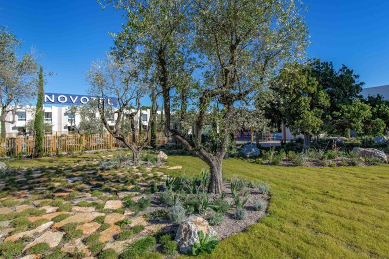 Espace extérieur de l'hôtel Novotel Perpignan Nord à Rivesaltes dans les Pyrénées Orientales