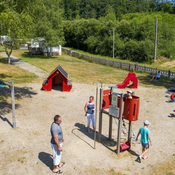 Sportplatz auf dem Campingplatz Aquadis Loisirs, Campingplatz Lac in Corrèze