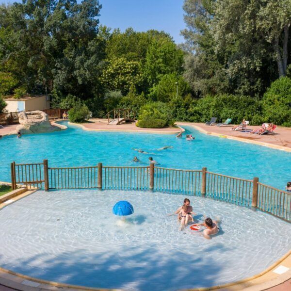 Swimming pool at the Aquadis Loisirs Pont d’Avignon campsite