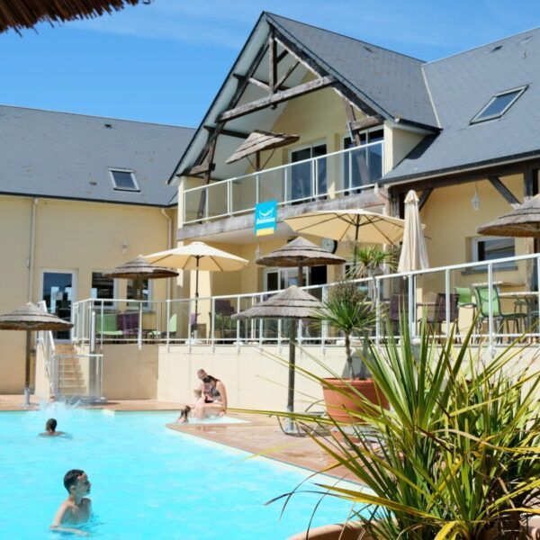Piscine du camping Seasonova Saint Michel