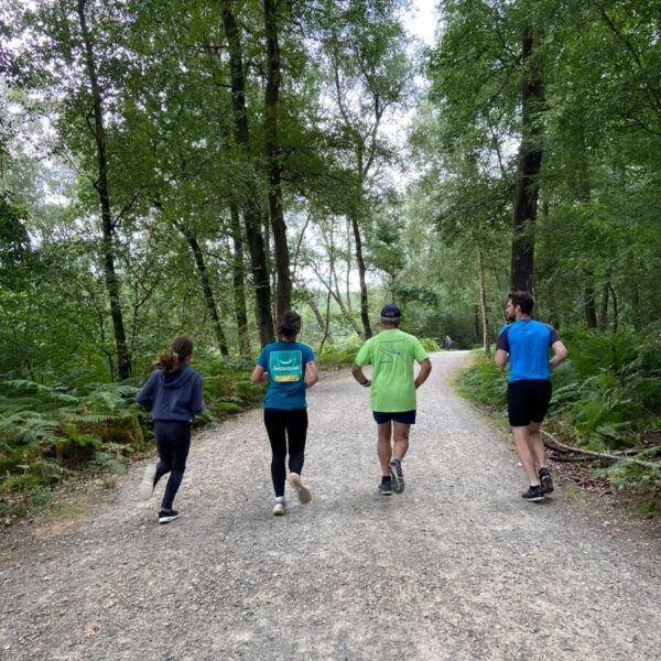 Coureurs dans la nature au camping seasonova la forêt
