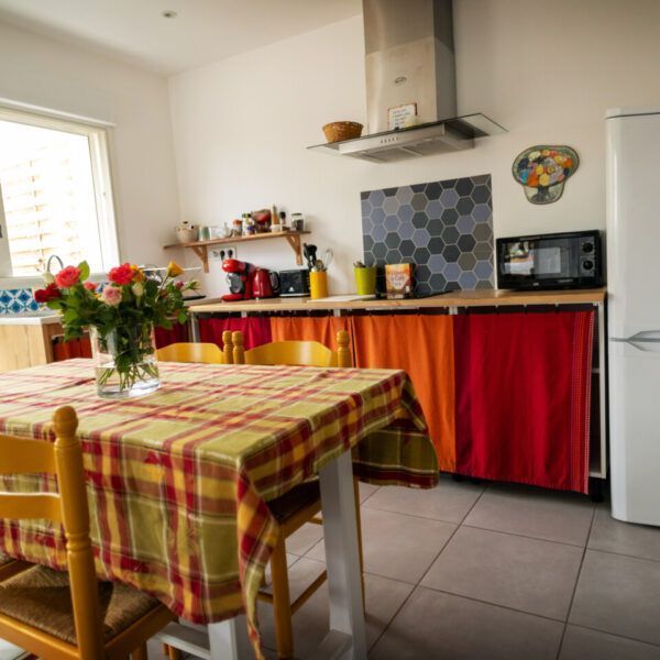 cuisine équipée du gite avec jardin clos dans les Pyrénées Atlantiques