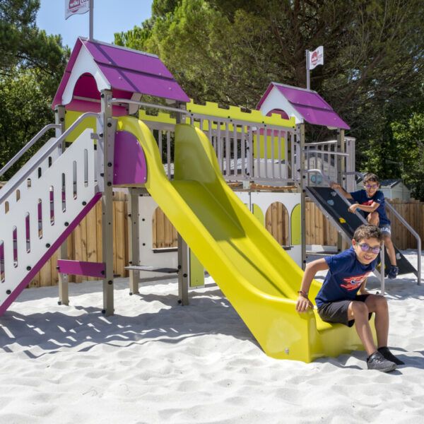 Kinderspielplatz auf dem Campingplatz Les Loges in der Nähe von Royan in der Charente Maritime in Neu-Aquitanien