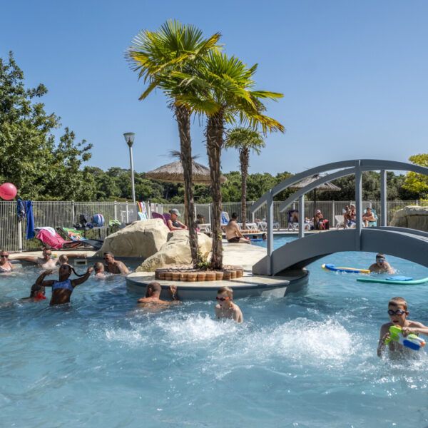 Animación y juegos en la piscina de la zona de relajación del camping Les Loges, cerca de Royan, en Charente Marítimo, en Nueva Aquitania