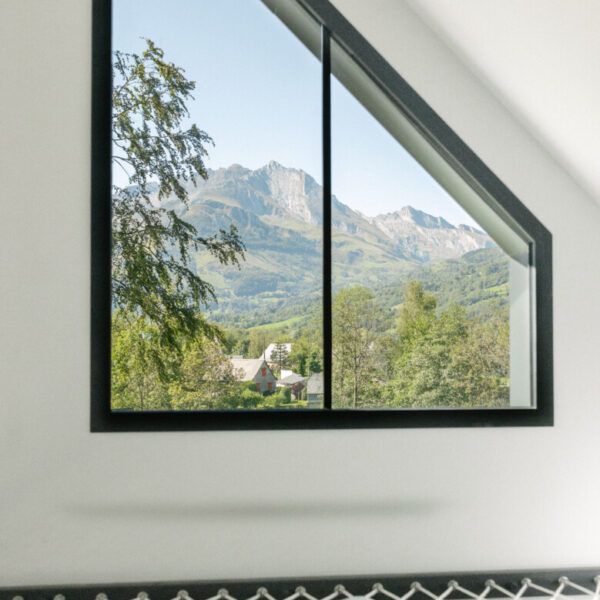 Vue sur montagne depuis le Gite de L'Eterle, maison de montagne à Aucun dans les Hautes Pyrénées en Occitanie