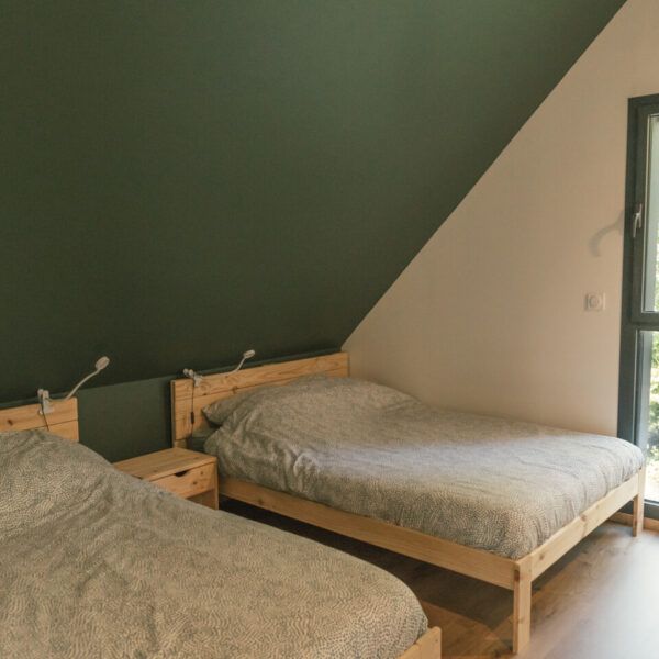 Zimmer mit zwei Doppelbetten im Gite de L'Eterle, Berghaus in None in den Hautes Pyrénées in Okzitanien