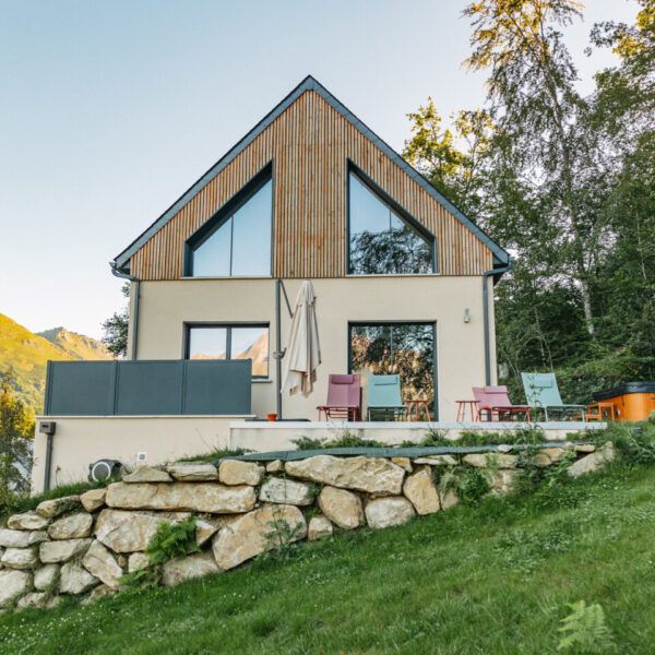 Gite de L'Eterle, casa de montaña en medio de su jardín con vistas al bosque en Ninguno en los Altos Pirineos en Occitania