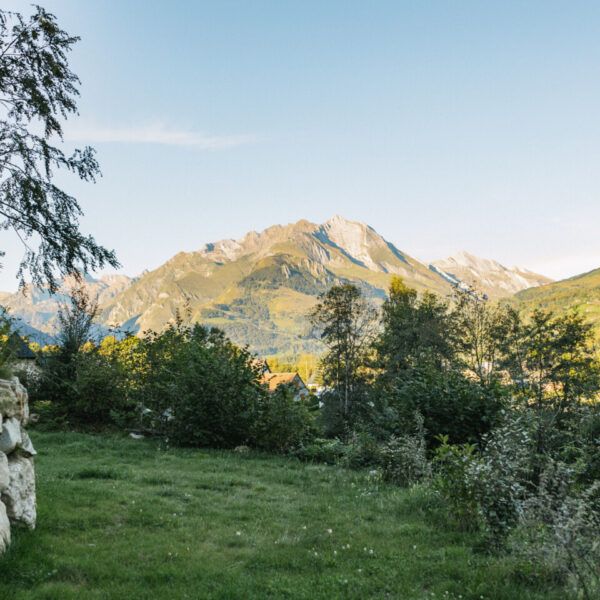 Jardín privado de Gite de L'Eterle, casa de montaña en Ninguno en los Altos Pirineos en Occitania