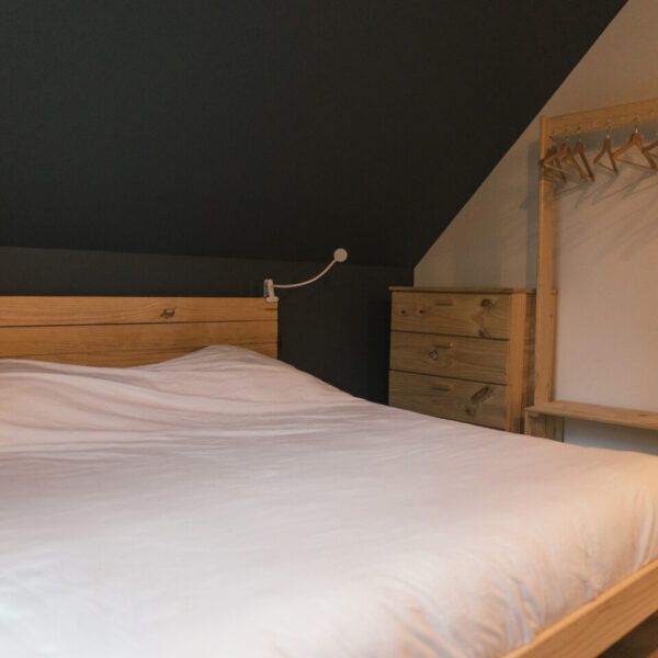 Quarto com cama king size no Gite de L'Eterle, casa de montanha em None nos Altos Pirenéus na Occitânia