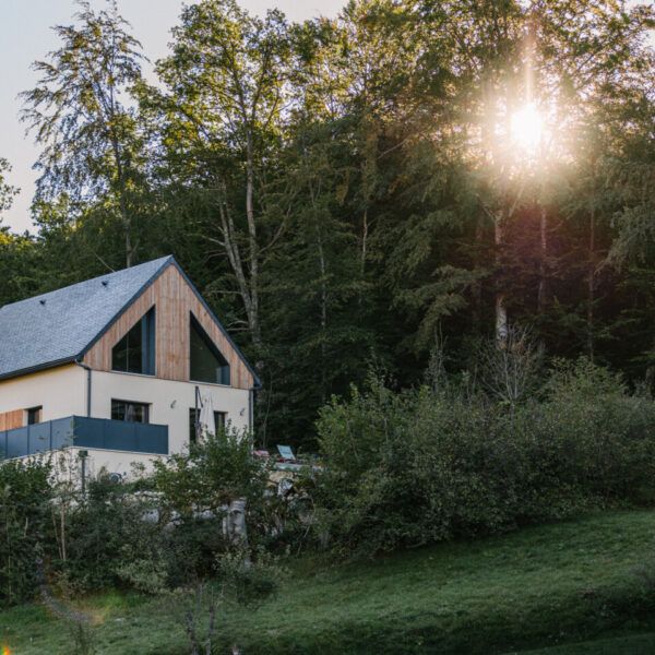 Gite de L'Eterle, casa de montaña en medio de su jardín con vistas al bosque en Ninguno en los Altos Pirineos en Occitania