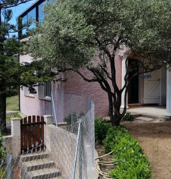 Ferienhaus auf Korsika mit Blick auf den Eingang und den umzäunten Garten