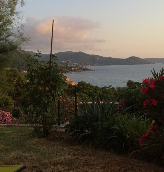 Uitzicht op zee vanuit de tuin van een huisje op Corsica