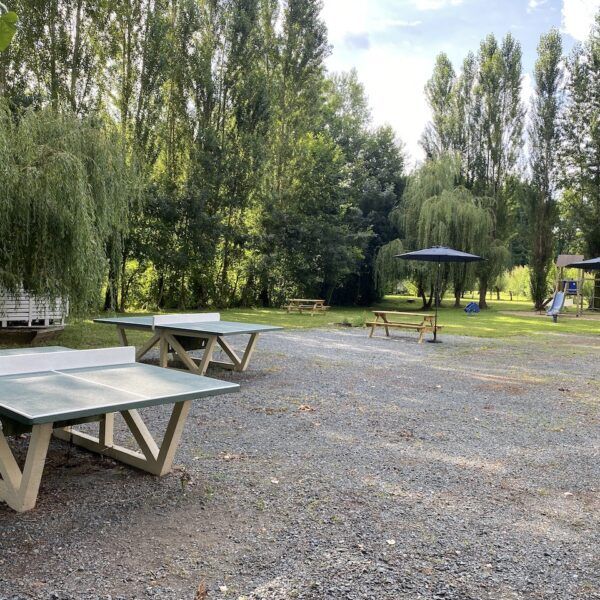 Parque infantil no Camping Le Marais Sauvage em Vendée, no coração dos pântanos de Poitevin, perto de Niort, no País do Loire