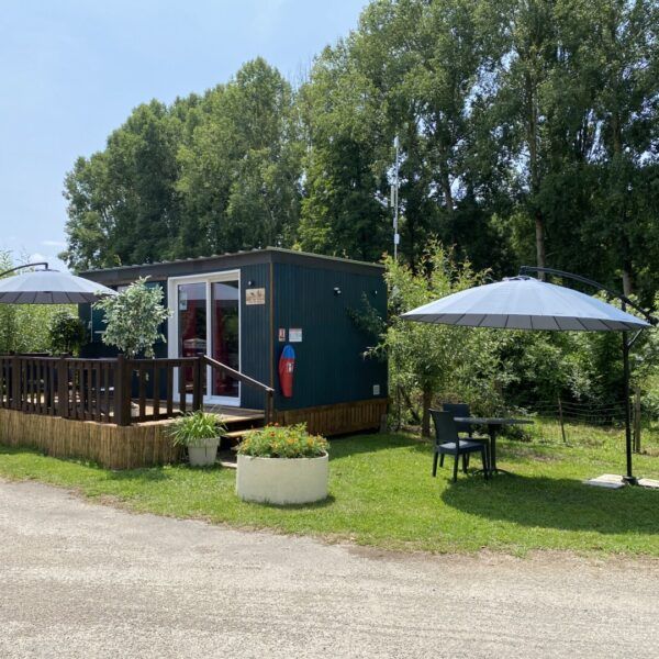 Accoglienza del Camping Le Marais Sauvage in Vandea, nel cuore delle paludi del Poitevin vicino a Niort nei Paesi della Loira