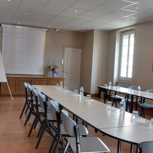 Salle de séminaire de l'Hôtel Les Tilleuls à Bourges dans le Cher en Val de Loire