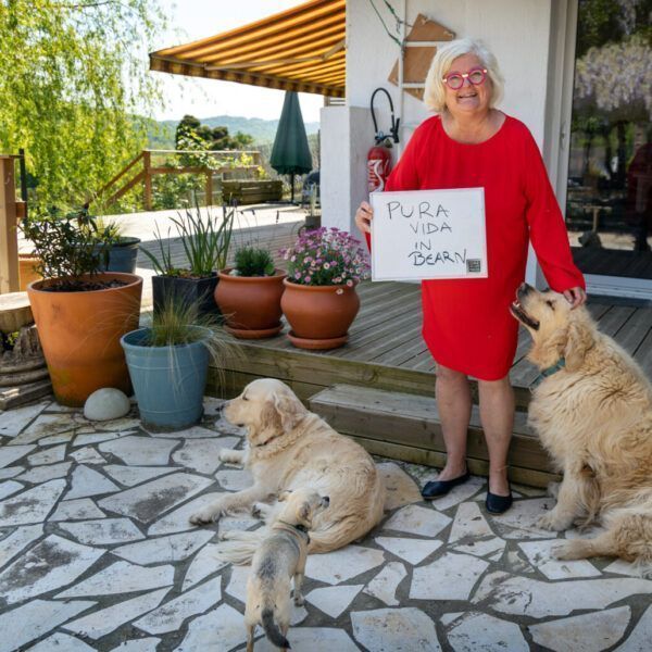 chiens et personne sur la terrasse du gite avec jardin clos dans les Pyrénées Atlantiques