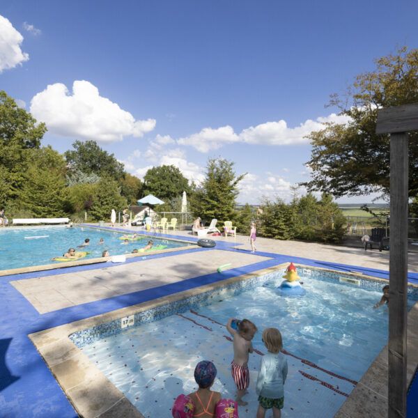 Schwimmbad auf dem Campingplatz Au Bois Joli in Andryes in der Yonne im Burgund, Franche-Comté